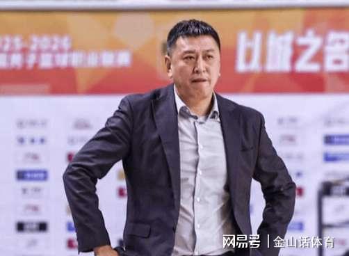 星空体育官方入口-又输了！45岁少帅，上任后5胜12负，将季后赛球队，带到了倒数第3