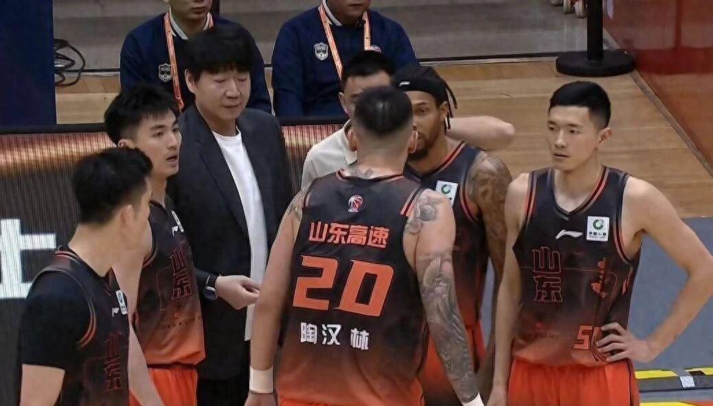 山东高速男篮止步八强,邱彪赛后破防:有些球员对不起“职业”二字